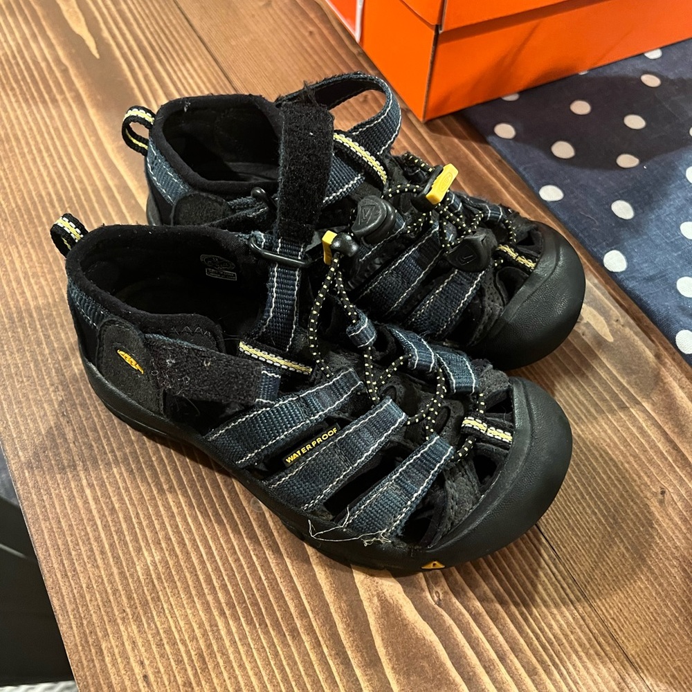 Boys keen sandals